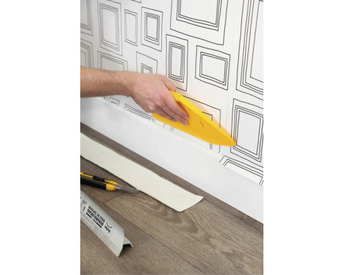 Behang aanbrengen met een behangroller op een muur met patroonbehang