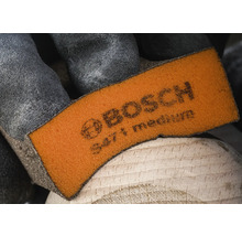 Bosch schuurpad medium op hout met handschoen