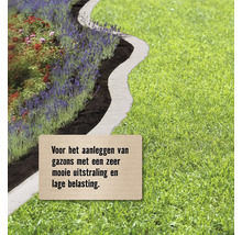 Tuinscene met gazon, bloembed en gazonrand