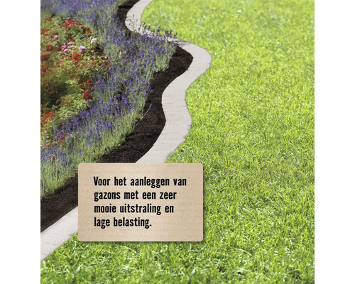 Tuinscene met gazon, bloembed en gazonrand