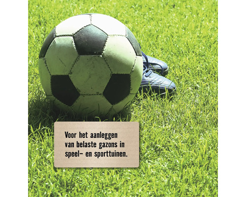 Voetbal en voetbalschoenen op gazon voor speel- en sporttuinen