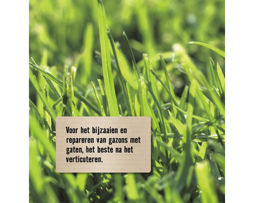 Close-up van vers, groen gras met een bord voor gazonreparatie