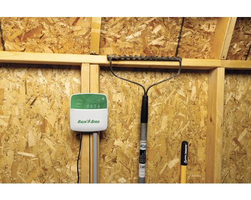 Rain Bird logo, ARCO irrigatiecontroller met hark en tuingereedschap