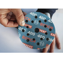 Schuurpapier met korrel 400 in de hand