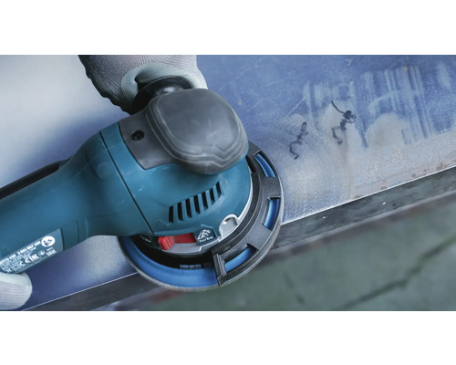 Een excentrische schuurmachine schuurt een metalen oppervlak.