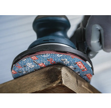 Ronde schuurmachine schuurt een stuk hout