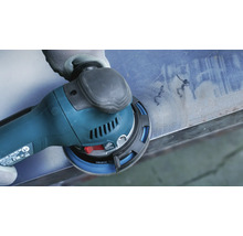 Een excentrische schuurmachine wordt gebruikt op een metalen oppervlak.