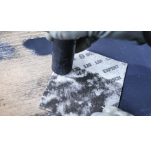 Schuren van een houten oppervlak met schuurpapier en schuurblok