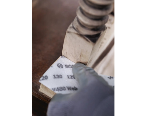 Hout schuren met schuurpapier korrel 120