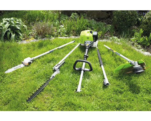 Multifunctioneel tuingereedschap met kettingzaag, heggenschaar en grastrimmer op gazon