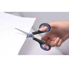 Een hand knipt papier met een schaar.
