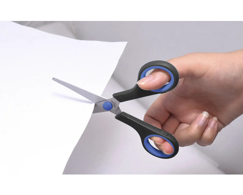 Een hand knipt papier met een schaar.