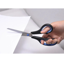 Een hand knipt papier met een schaar
