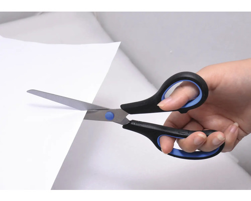 Een hand knipt papier met een schaar