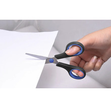 Een hand knipt papier met een schaar.