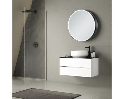 Moderne badkamer met douche, wastafelonderkast en spiegel