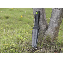 Tuinapparaat met handvat en meetschaal leunend tegen een boom