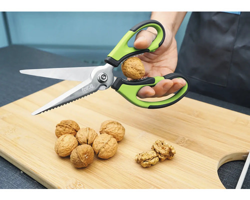 Notenkrakerschaar voor het openen van een walnoot op een snijplank
