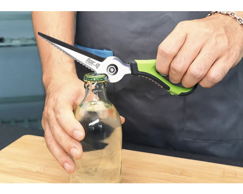Een fles wordt geopend met een multifunctionele schaar.