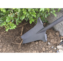 Spaten in gebruik voor het uitgraven van aarde en wortels in de tuin