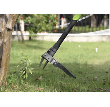 Gereedschap voor onkruidbestrijding met lange steel in gebruik