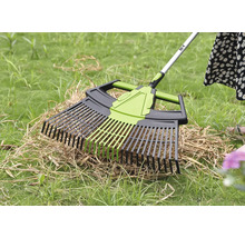 Bladhark voor het verzamelen van bladeren en tuinafval in de tuin.