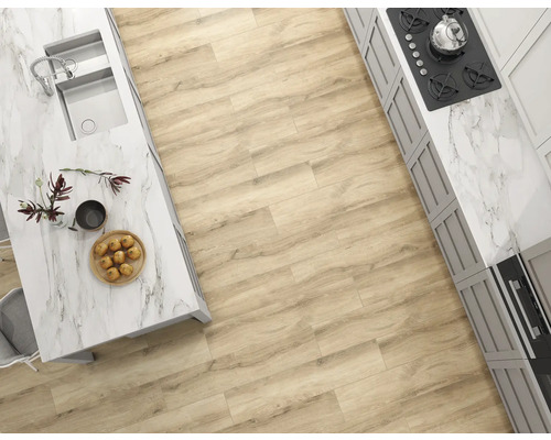 Lichte keuken met houten vloer, kookeiland en fornuis