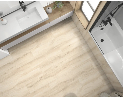 Lichte badkamer met wastafel, bad en vloertegels in houtlook