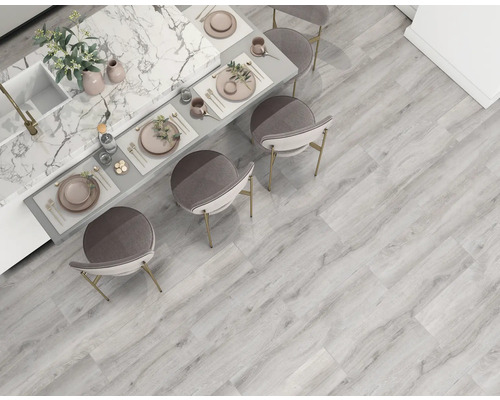 Lichte woonkamer met houten vloer en eethoek met kookeiland