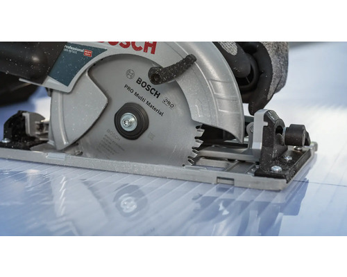 Handcirkelzaag in gebruik bij het zagen van materialen