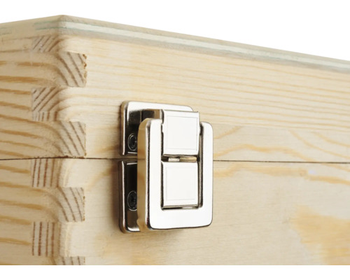 Close-up van een houten kist met metalen sluiting