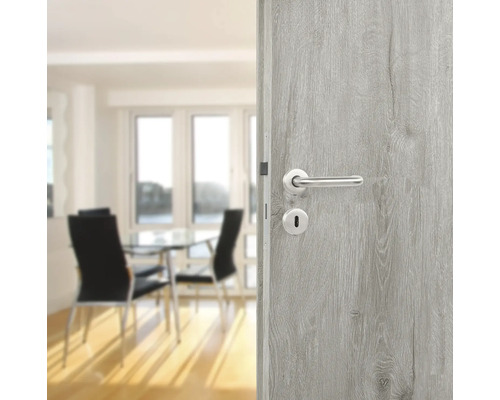 Binnendeur met deurklink en slot in een lichte eetkamer