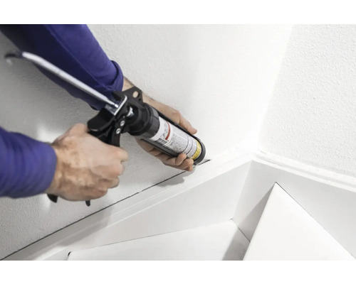 Aanbrengen van afdichtmiddel met een kitpistool op een trap.