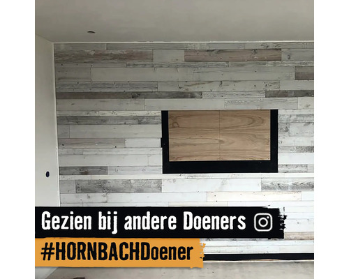Wanddecoratie met houten panelen in een interieur.