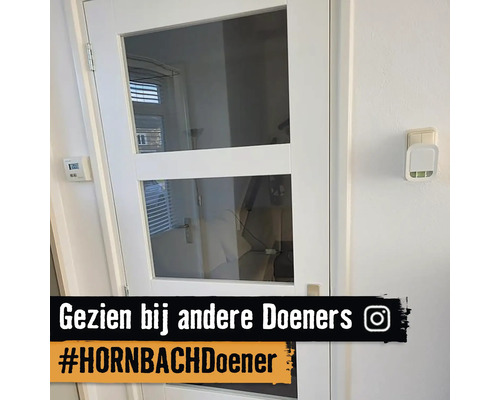 Witte binnendeur met glazen paneel in een kamer
