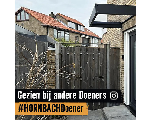 Entree met houten hek en afdak