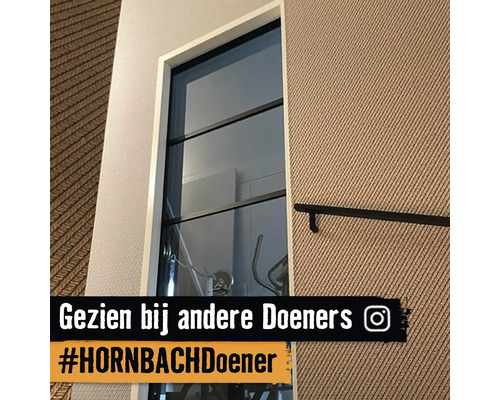 Raam met roeden in een woonkamer