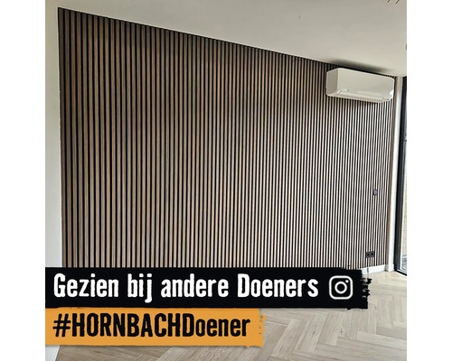 Woonkamer met wandpanelen van houten latten en airconditioning