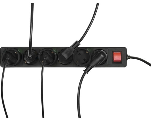 Verlengsnoer met meerdere aangesloten stroomkabels en rode schakelaar