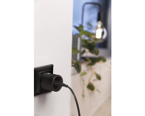 Slimme stekkerdoos met stekker in een interieur