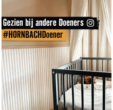 Kinderkamer met spijlbed, hemelbed en gestreept behang