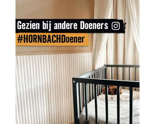 Kinderkamer met spijlbed, hemelbed en gestreept behang
