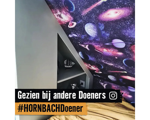 Kamer met behang met ruimtethema en ingebouwde kast