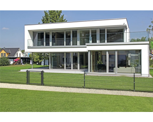 Modern huis met dubbelstaafmat hekwerk