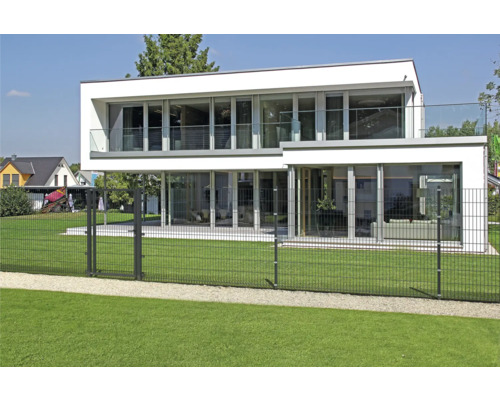 Modern huis met dubbelstaafmathek omgeven door gazon