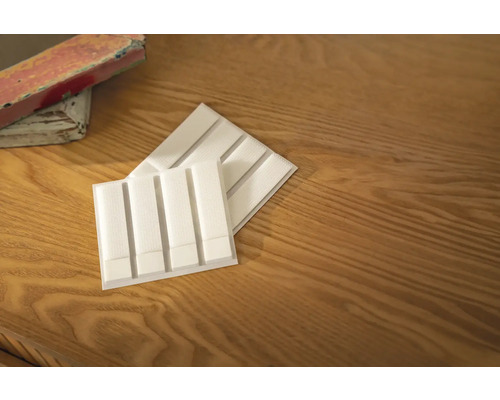 Twee witte akoestische panelen op een houten tafel