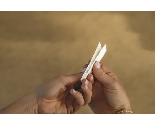 Een persoon houdt een meetlat in de hand.