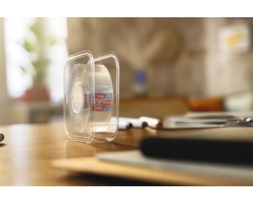 Tesa plakbanddispenser op een tafel