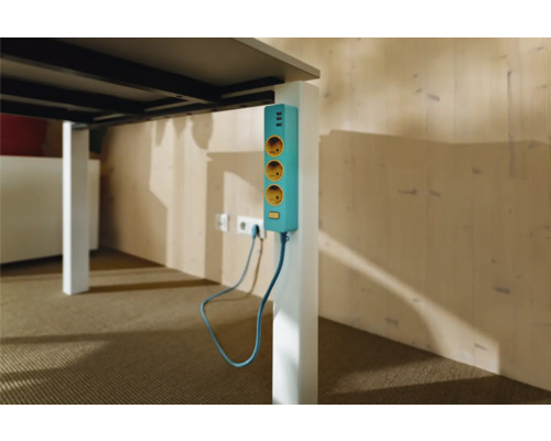 Meervoudige stekkerdoos met USB-aansluitingen bevestigd aan een tafelbeen