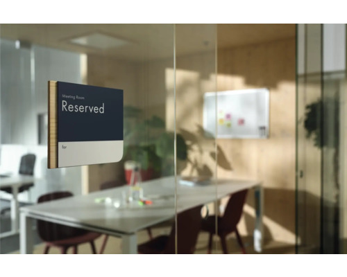 Reserveringsbord voor een vergaderruimte op een glazen deur
